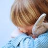 enfant triste avec doudou