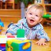 enfant avec des jouets