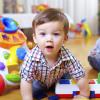 enfants jouant au sol à la crèche