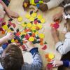 enfants école maternelle jouent