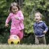 Enfants en mouvement vers un ballon