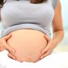 femme enceinte qui touche son ventre