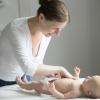 professionnelle qui change un bébé