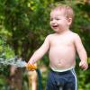 enfant jouant avec un jet d'eau