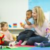 bébés et professionnelle en crèche