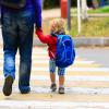 Petit enfant allant  à l'école