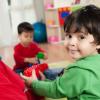 enfants jouent à la crèche