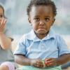 jeune enfant triste à la crèche 