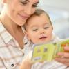 professionnelle et enfant pendant la lecture