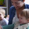 professionnelle et 2 enfants pendant l'instant lecture