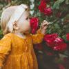 Bébé sentant le parfum d'une fleur