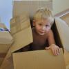 enfant dans un carton