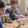 enfants qui préparent une pizza