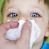 enfant avec un mouchoir sur le nez