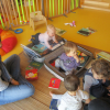 Virginie avec des valises de livres