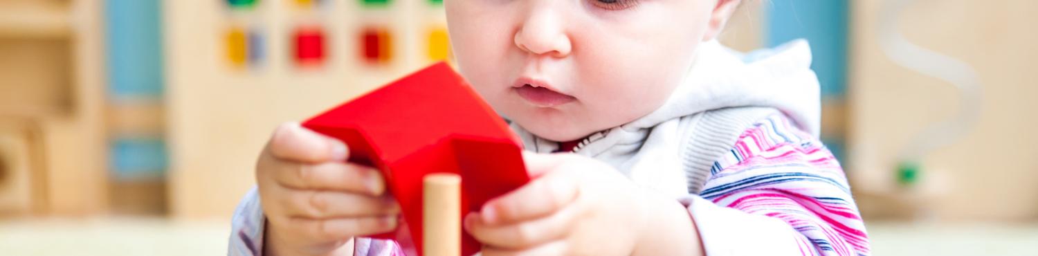 enfant avec un jouet Montessori