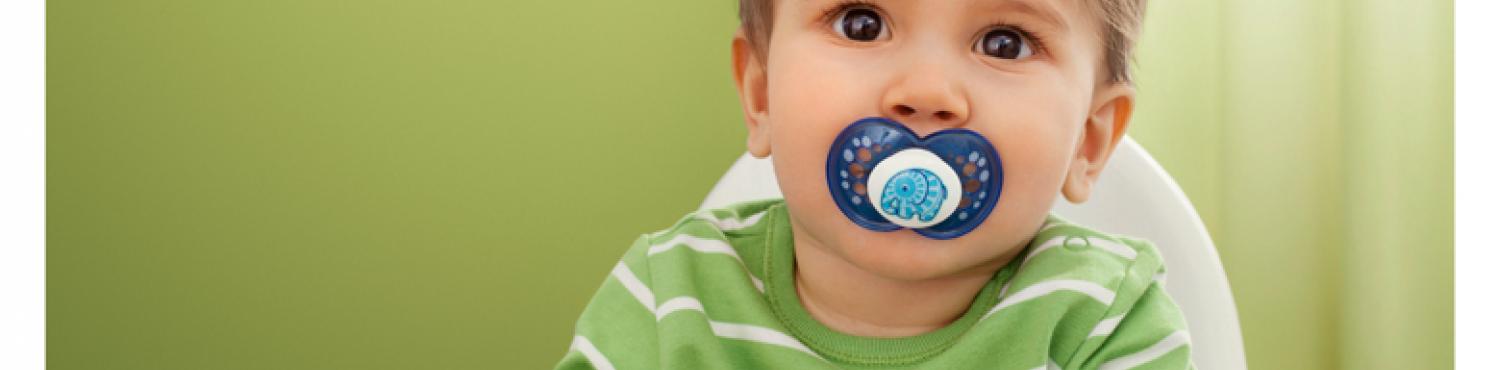 enfant avec une sucette dans la bouche