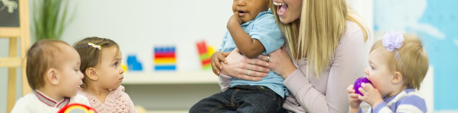 Professionnelle de la petite enfance avec des bébés