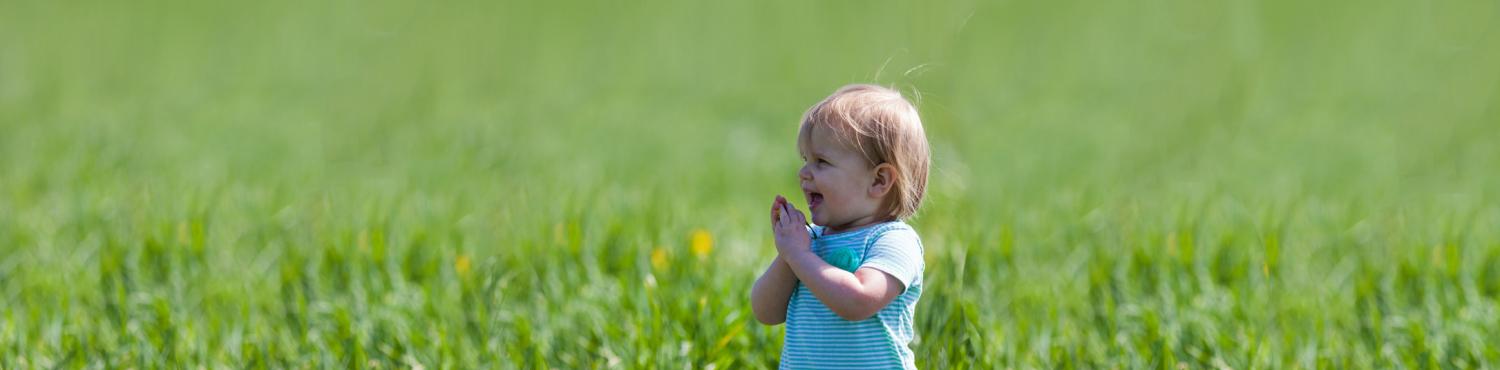 petite fille qui joue dans la nature