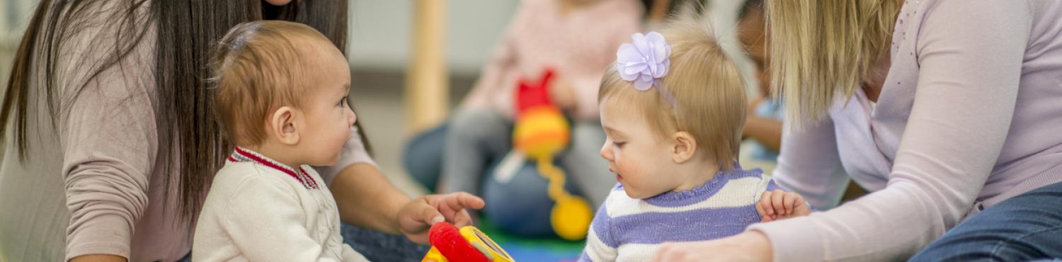 professionnelles jouent avec bébés